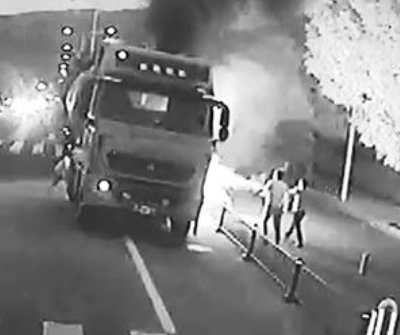 水泥罐車燃起熊熊大火 公交司機(jī)與乘客協(xié)力滅火